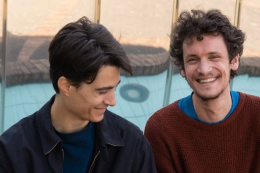 deux hommes assis côte à côte et souriants - Agrandir l'image, fenêtre modale