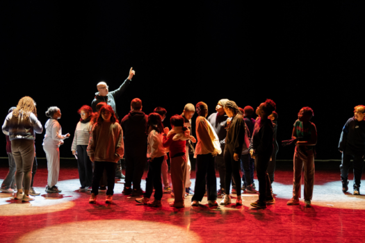 Un groupe d'enfants sur la scène d'un théâtre, en compagnie d'un technicien qui explique le fonctionnement des lumières - Agrandir l'image, fenêtre modale